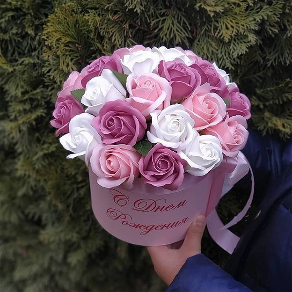 Hộp hoa nhiều mầu đựng trong xô