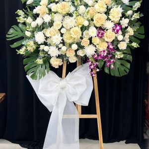 KỆ HOA CHIA BUỒN TONE TRẮNG – VÀNG NHẠT TRANG NGHIÊM & THÀNH KÍNH CB2