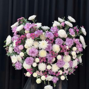 KỆ HOA CHÚC MỪNG TONE TÍM – TRẮNG THANH LỊCH & SANG TRỌNG CM5