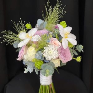 Hoa cầm tay cô dâu